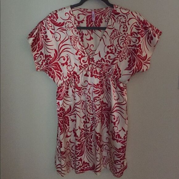 Beautiful Red Satin Swirl Top - Picture 3 of 4